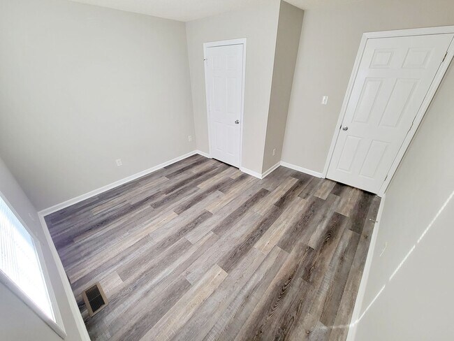 Building Photo - Great 2 Bed 1 Bath in Burlington!