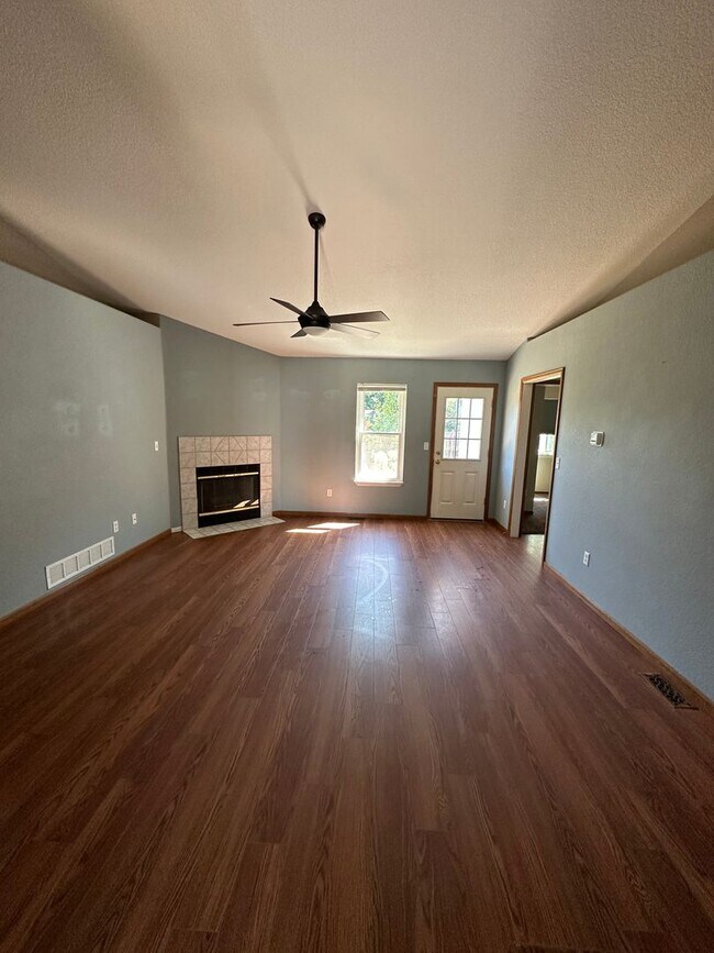 Foto del edificio - Spacious 5 Bedroom 3 Bath Home