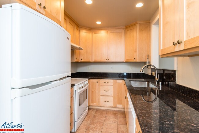 Foto del edificio - Lovely Condo | Washer/Dryer | Carport