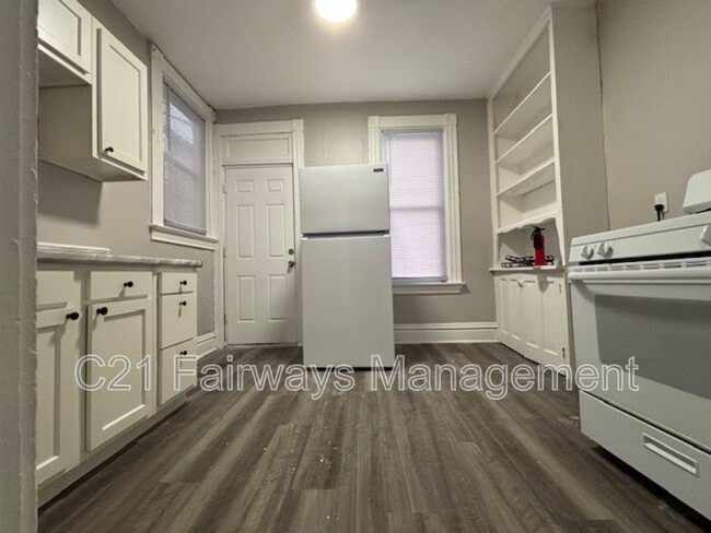 Building Photo - 370 3rd St