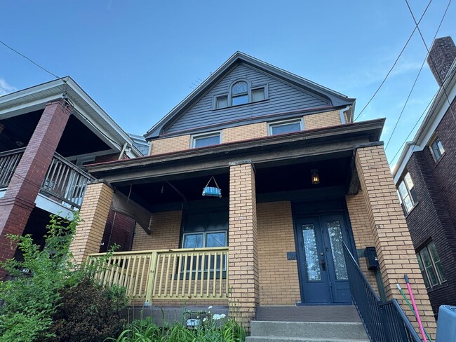 Building Photo - Pittsburgh, Mt. Washingtom Neighborhood- 3 Bedroom 1 Bath House, Yard