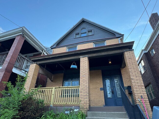 Foto del edificio - Pittsburgh, Mt. Washingtom Neighborhood- 3 Bedroom 1 Bath House, Yard