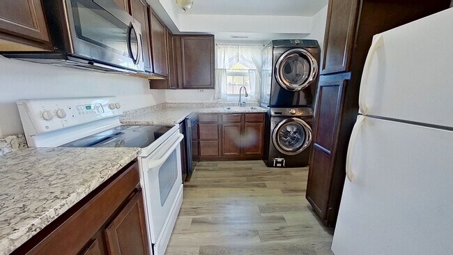 Foto del edificio - 2-Bedroom Townhome with Private Patio