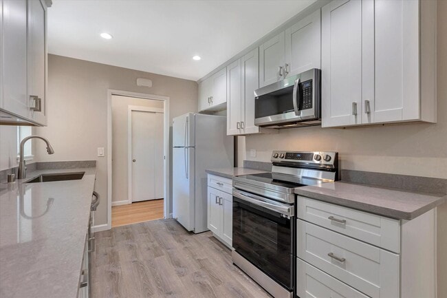 Building Photo - Beautifully Remodeled 4 Bedroom (+ bonus room and closet) 2 Bathroom Mountain View Home!