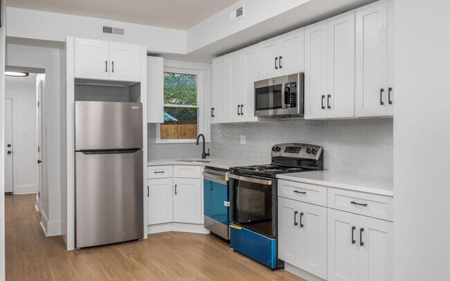 Building Photo - Port Richmond 3bd/2.5bth w/ Patio and Den (HCV Approved)