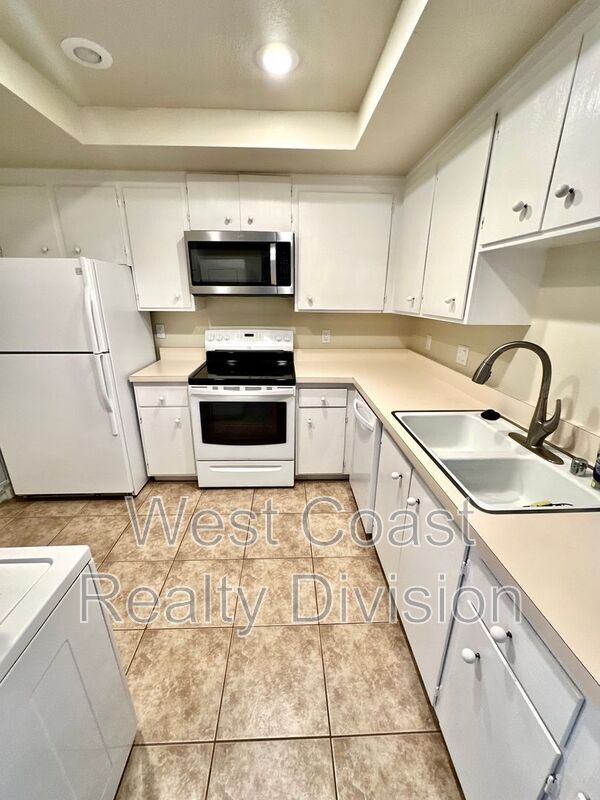Building Photo - 46255 Portola Ave