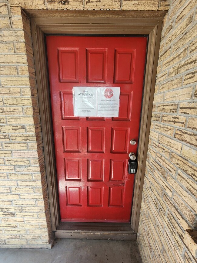 Foto del edificio - 3 bed 2 bath townhome, 1 car garage and 1 carport