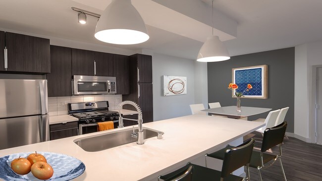 Todos los apartamentos tienen electrodomésticos de acero inoxidable, encimeras de cuarzo y gabinetes a medida - Alister Sherman Oaks