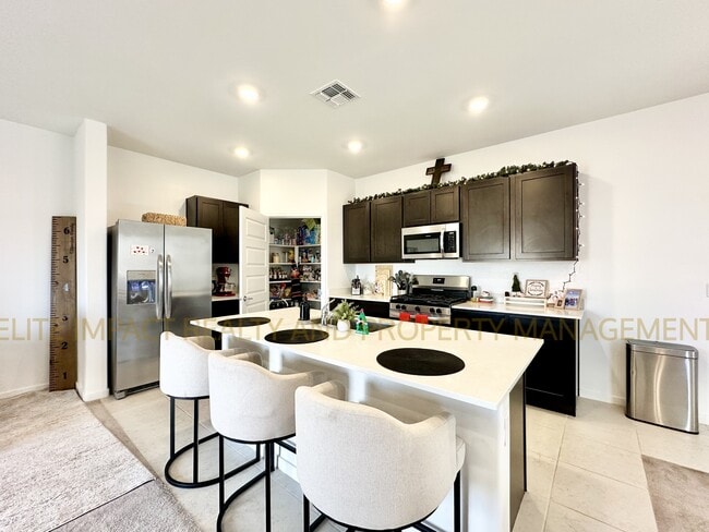 Foto del edificio - 7064 W Vineridge Dr