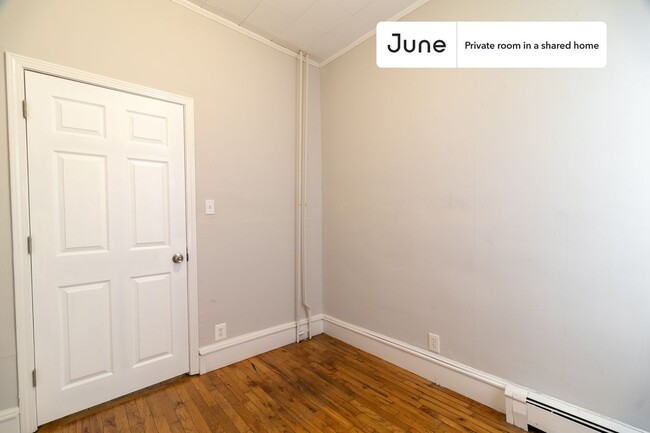 Building Photo - Private bedroom in 3 bed/1 bath Home