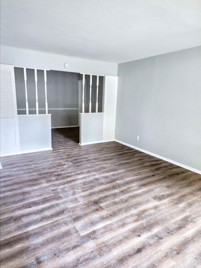 Building Photo - Charming 3-Bedroom Home with Fenced Yard /...