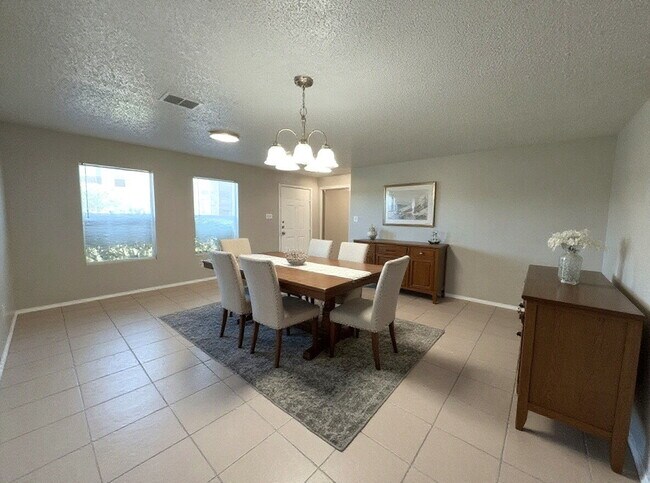 Foto del edificio - Spacious 4-Bedroom Home with Fireplace & Large Backyard in SW Fort Worth