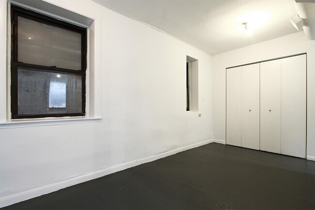 Building Photo - 728 W 19th St