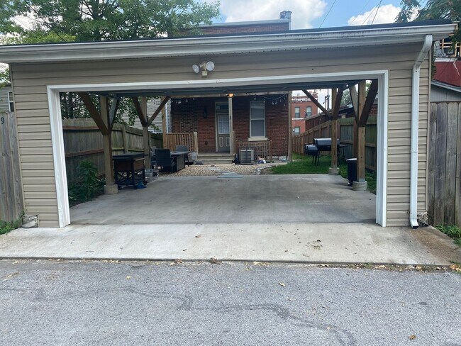 Building Photo - 4 Bedroom Single Family Home in Saint Louis