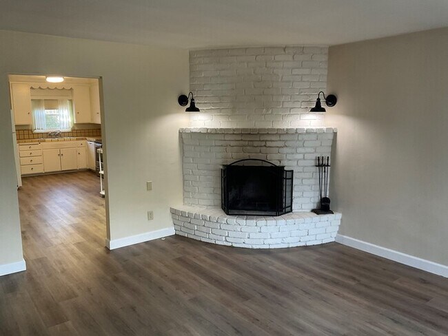Building Photo - 464 Ramona Ave