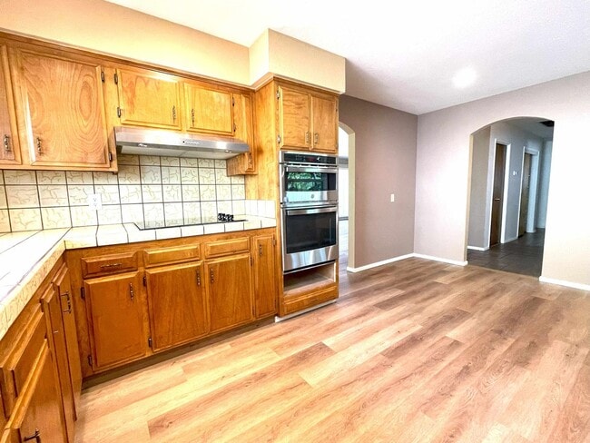 Building Photo - 3/2 plus a large bonus room-Home on golf c...