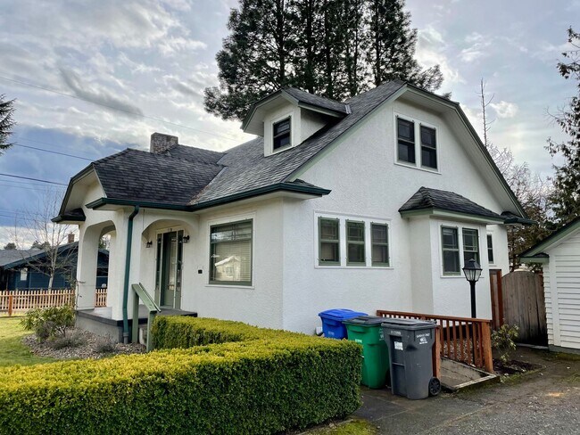 Building Photo - Stunning Home on Corner Lot in Lents