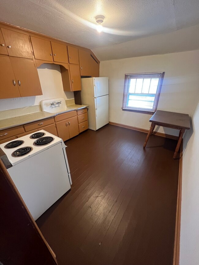 Building Photo - 406 1/2 E 1st St