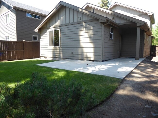 Building Photo - 3 br, 2.5 bath House - 61150 Snowbrush Drive
