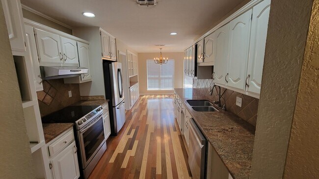 Foto del edificio - Coming Soon!!  3/2/2 - Fireplace - Private Yard with great back views