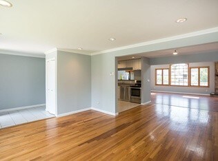 Building Photo - 300 E Lexington Ave