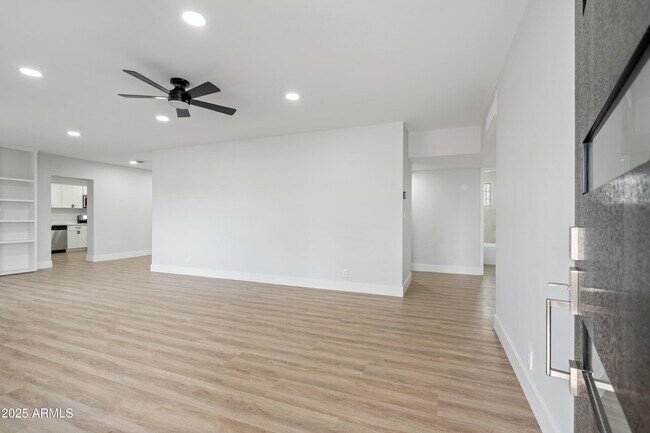 Foto del edificio - 1710 E 1st St