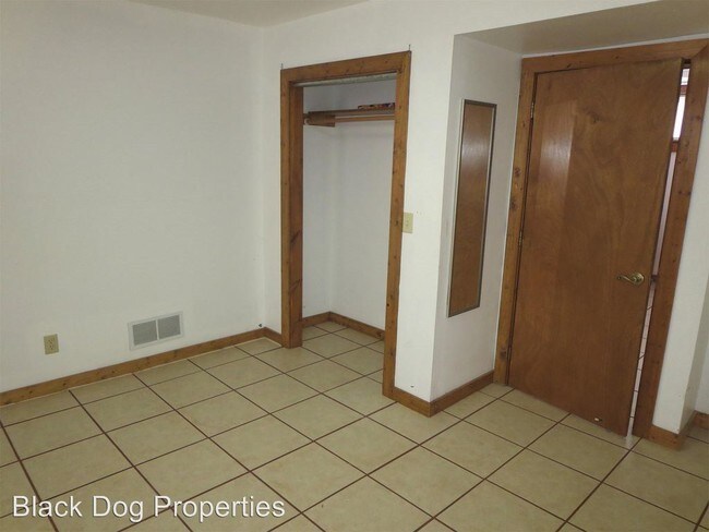 Building Photo - 810 Bluemont Ave