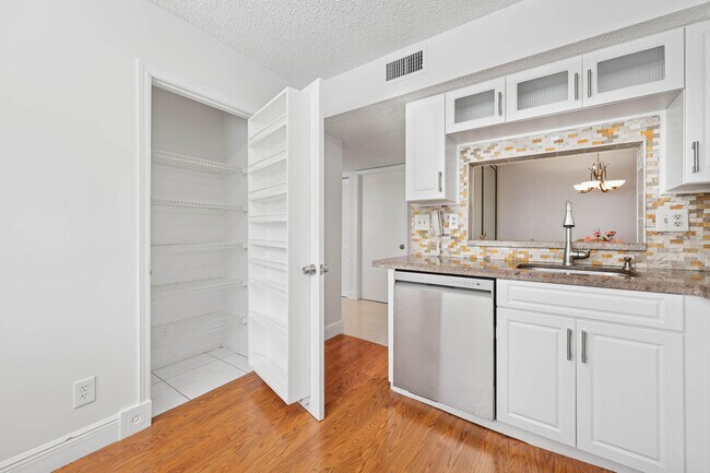 Foto del edificio - 15450 Pembridge Dr