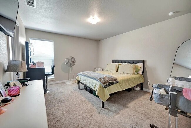 Foto del edificio - Near brand new 3 bd/2 bth home in quiet neighborhood! Turf backyard w/ pergola! All appliances! 1...