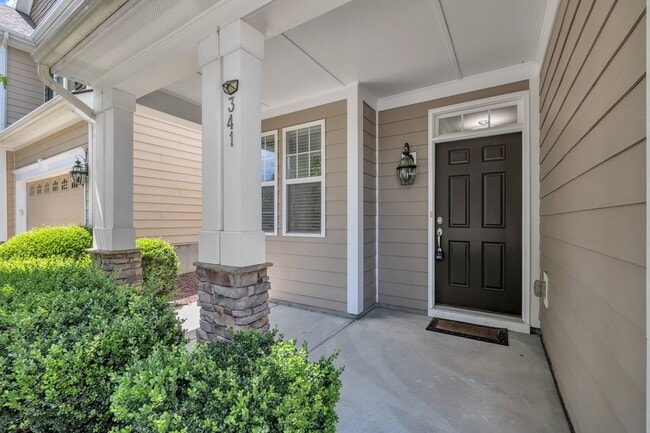 Building Photo - 3 Bedroom Townhome with 2 Car Garage in He...