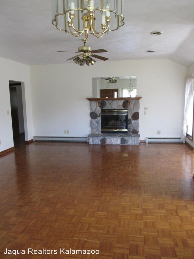 Building Photo - 2 br, 2 bath House - 16439 Mercury Drive