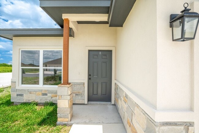 Building Photo - 1010 Escondido Ln E