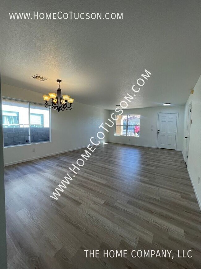 Building Photo - 9403 E GRAPEVINE SPRING PL- Beautiful thre...