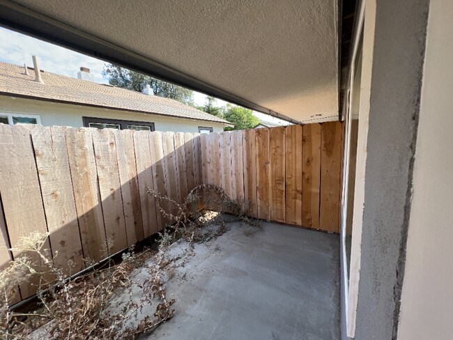 Building Photo - 934 N Van Ness Ave