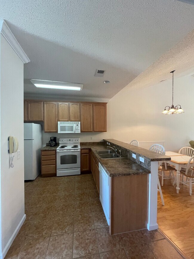 Foto del edificio - 5822 Longwood Dr