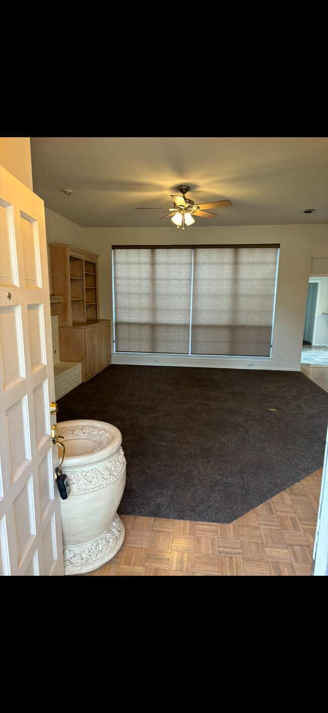 Sala de estar y comedor abiertos - 1009 McCoy Dr