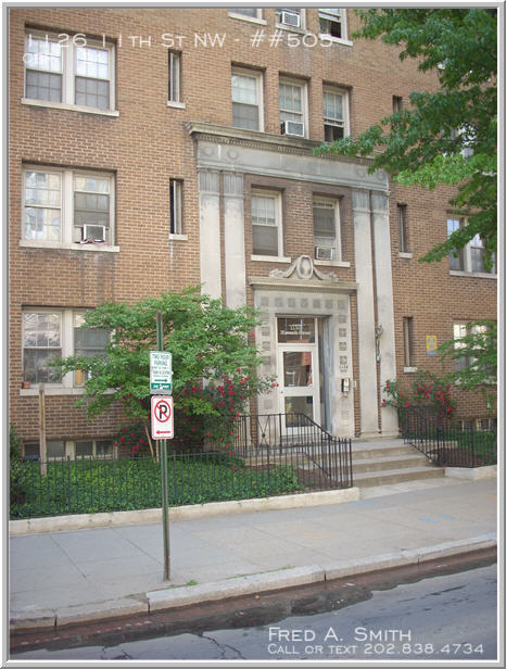 Building Photo - Great Studio in Downtown Location
