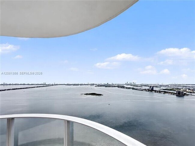 Foto del edificio - 700 NE 24th St