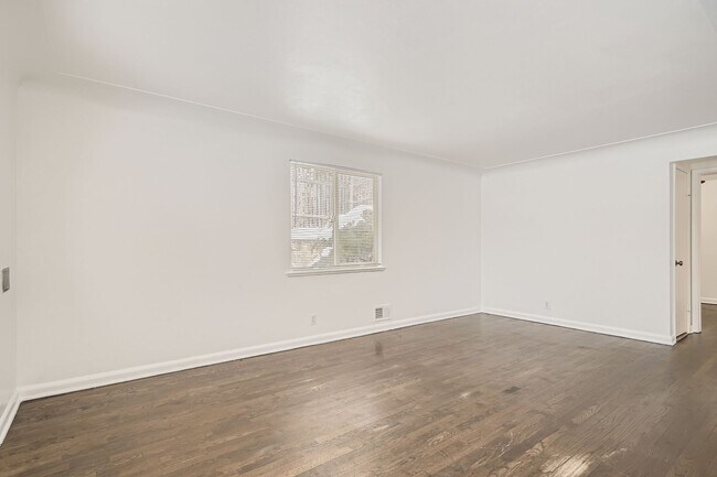 Foto del edificio - Bright and open updated duplex located in a prime area of Rosedale!