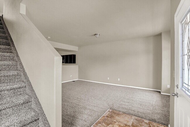 Foto del edificio - Modern Townhome with Central A/C, 2-Car Ga...