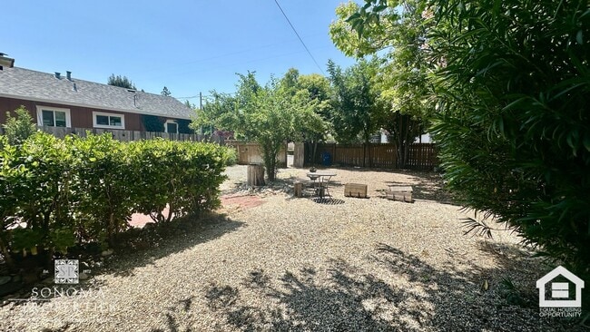 Building Photo - Charming 1-bedroom Duplex With Paid Utilit...