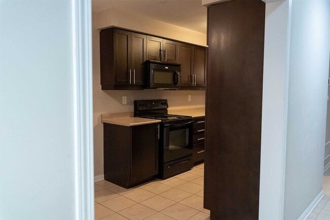 Building Photo - 921 Raftis Cres