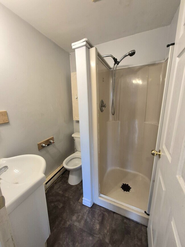 Photo du bâtiment - Bachelor Unit for Rent – Available Immediately