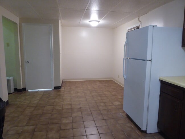 Kitchen - room for table and chairs - 898 Duss Ave