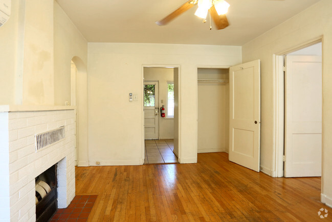 Interior Photo - Regina & Walter/Silver Apartments