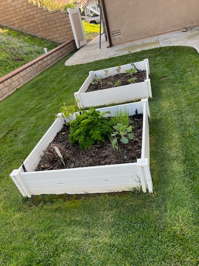 Foto del edificio - Gorgeous and spacious 5 bedroom FURNISHED home in Canyon Crest for rent!