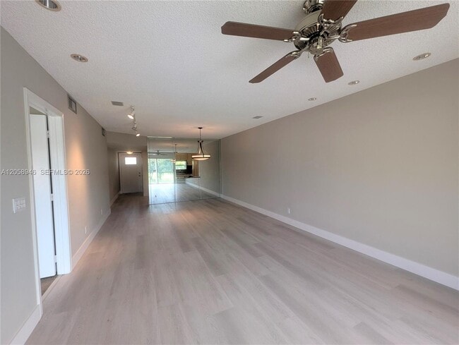 Foto del edificio - 820 S Hollybrook Dr