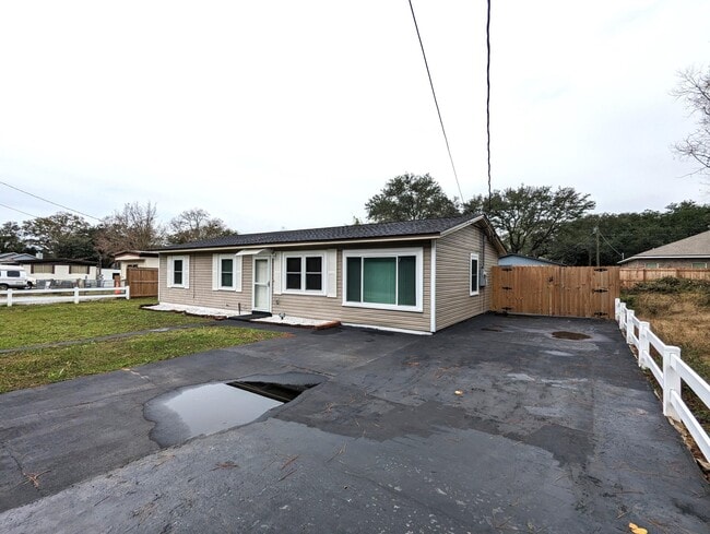 Building Photo - 1010 Pinetree Rd