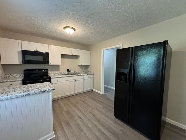 Foto del edificio - Beautifully Renovated 4 Bedroom Home