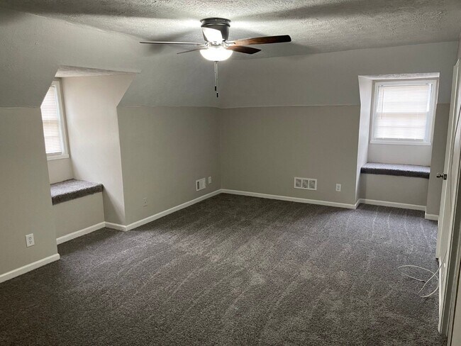 Foto del edificio - Corner unit, parking for 2 cars, LVP floor...